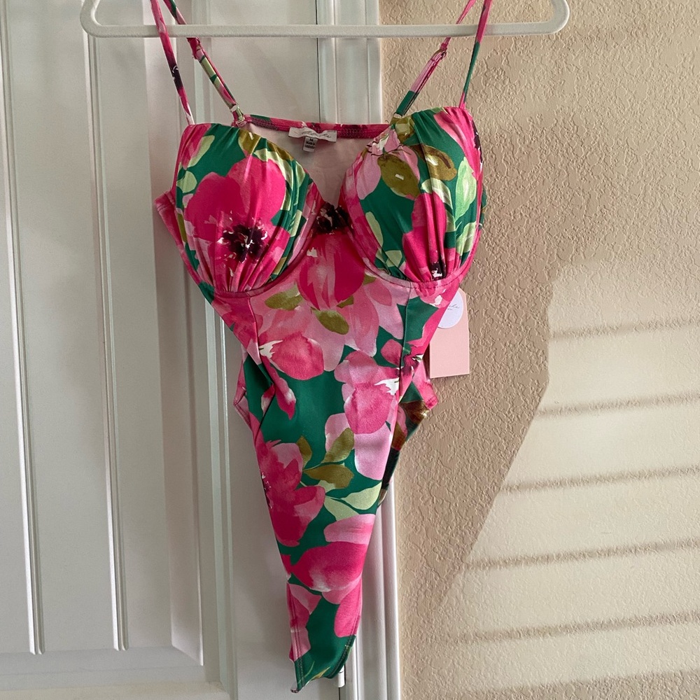BNWT- PADDED SNAP CLOSURE FLORAL BODYSUIT SIZE M💕